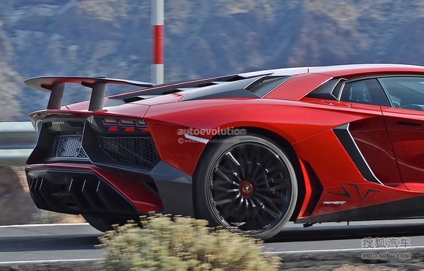 Aventador SVع