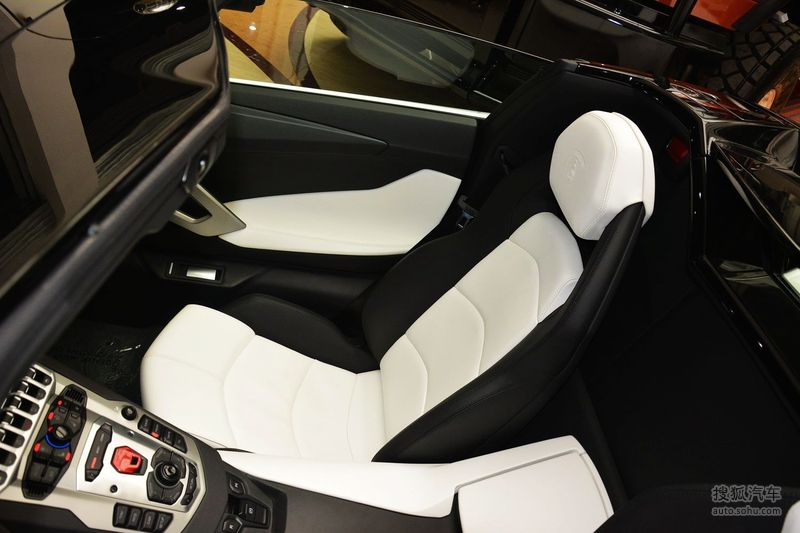 【兰博基尼aventador 2013款lp700-4 敞篷版内饰深色m