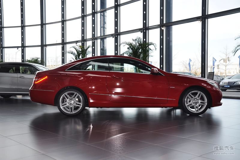 奔驰E级双门2011款E260 coupe外观火蛋石白