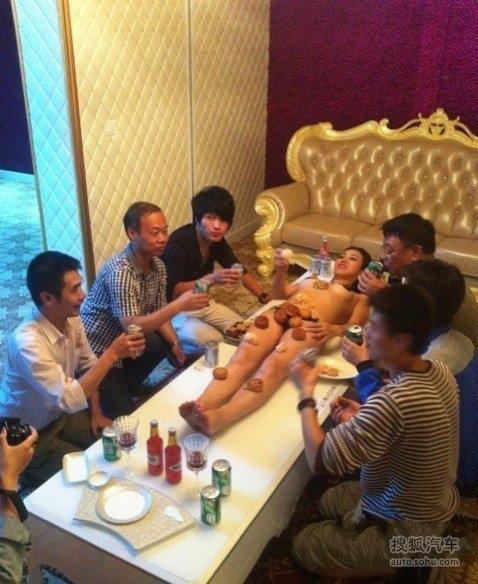 富豪砸10万获车模莫露露哺乳 叫一声妈吮一口奶
