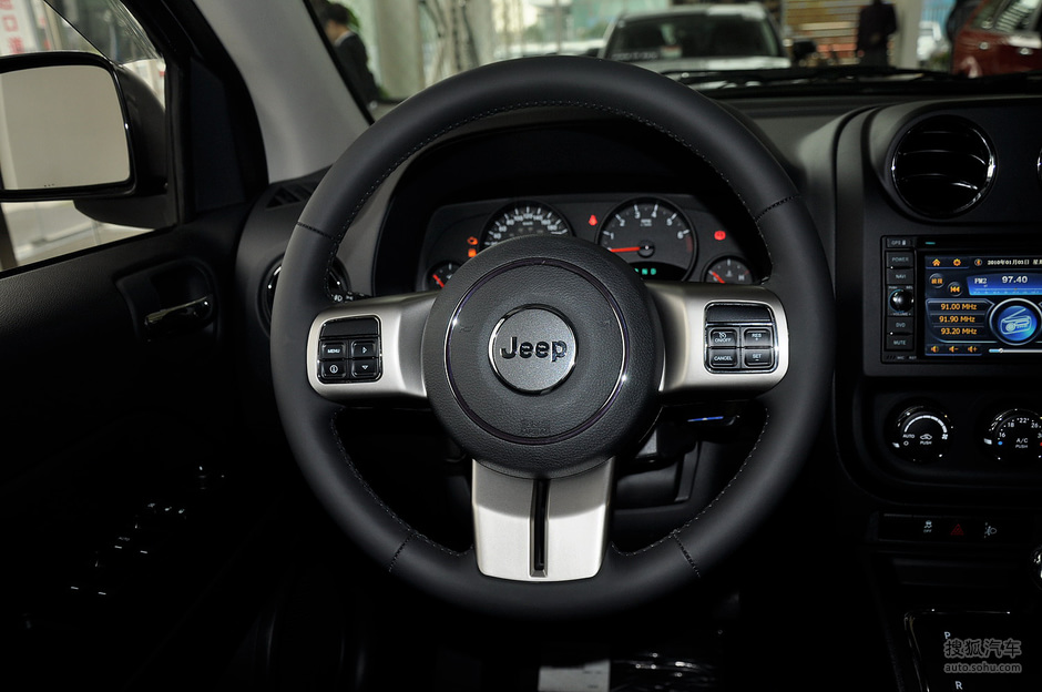 jeep指南者方向盘能打几圈