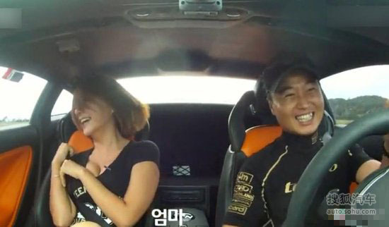 性感美女体验极速漂移 波涛汹涌春光乍现