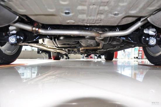 动力上,2013款奥德赛搭载的2.4L i-VTEC发动机,最大输出功率为133kW/6500rpm,峰值扭矩达到了218牛米,全系配置的是五速自动变速箱,动力性、平顺性和油耗都比较理想,很适合家庭出游所用。