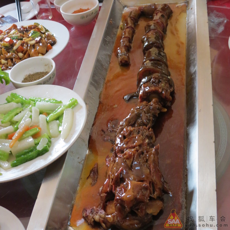 60部队在仙栖洞口留影后齐聚窦店牛头宴 - 汽车