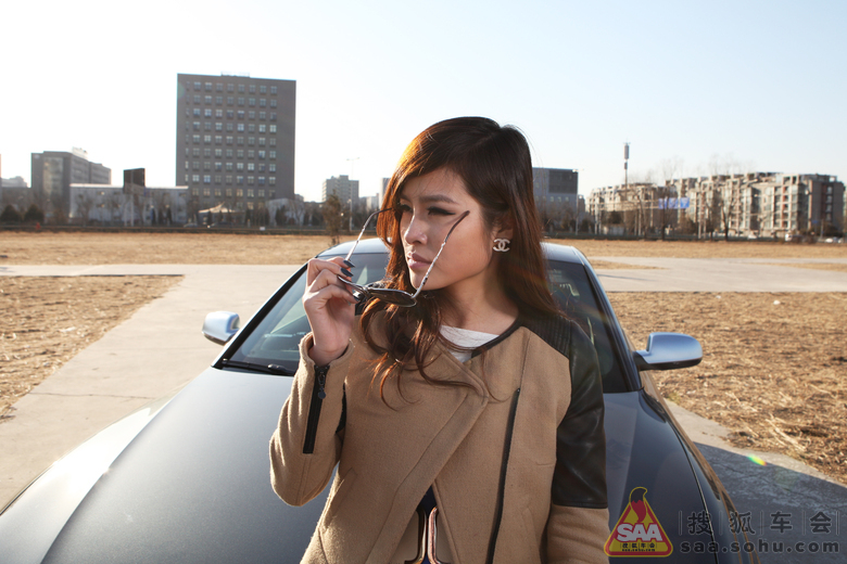 【美女车<em>故事</em>】<em>谁说女子不如男</em> 奥迪RS5车主