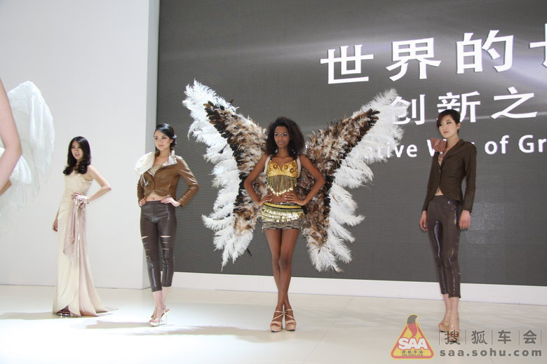 裙下春光乍泄 外国鸟人MM不穿内裤也敢上台