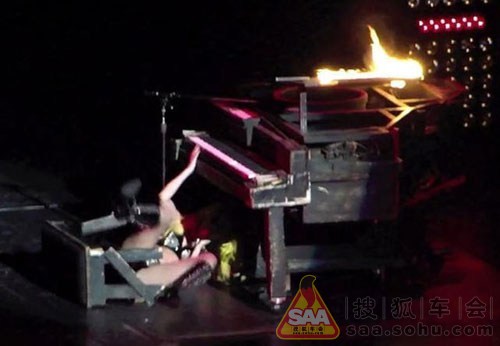 Lady Gaga巡演 穿高跟鞋踩钢琴摔倒(图) - 乐风