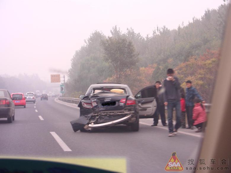 京石高速公路目击一场<em>车祸</em> - <em>新君越</em>车友会