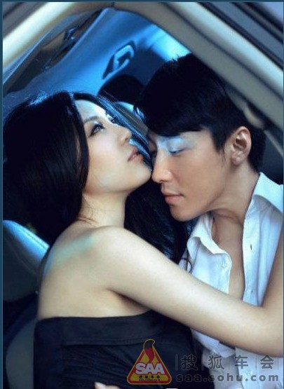 黑衣大胸车模车内上演<em>男女缠绵</em> - 话题组