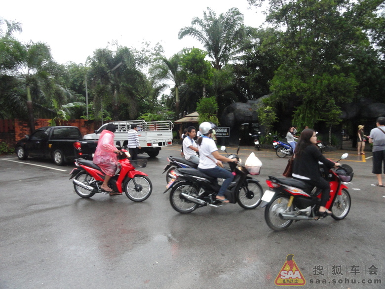 在泰国老百姓骑摩托车就是他们生命中的一部分