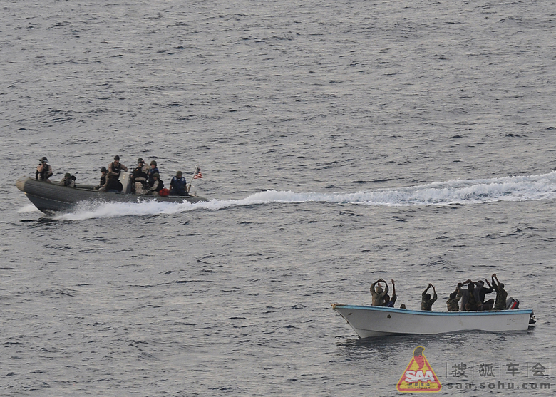 各国海军在亚丁湾护航作业_汽车与武器装备