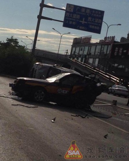 北京三车相撞出租车被腰斩 司机死亡