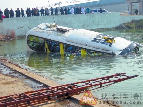 商丘至郑州客车与电动车相撞落水 11人不幸丧