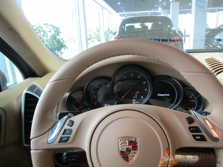 卡扎菲最美女保镖遭人轮女干 - 卡宴车友会