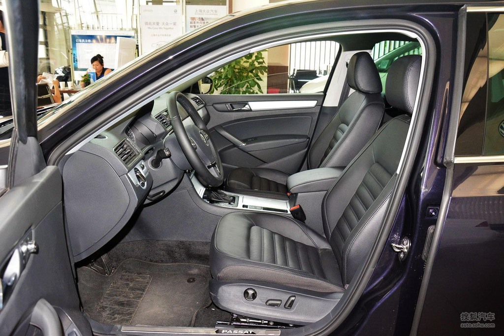 图库 大众 帕萨特 2014款 1.8tsi dsg御尊版 (1.8t)  黑色 内饰