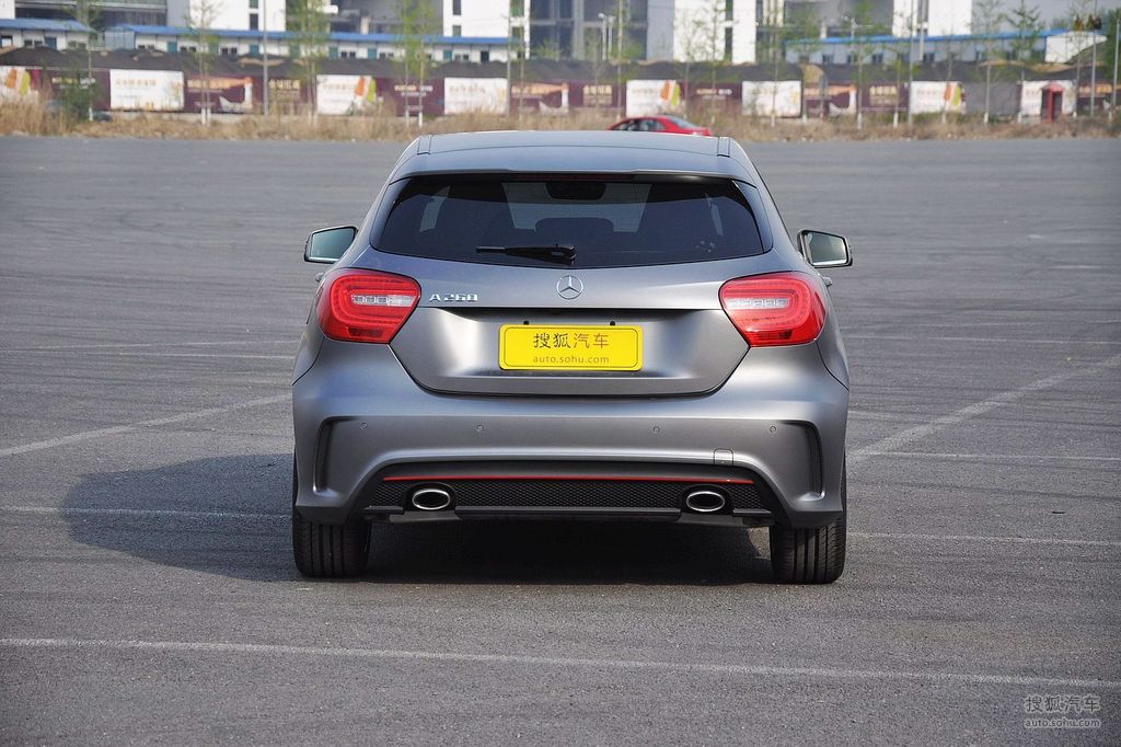 2103款 奔驰a260 运动型到店实拍 - 正后 提示:支持键盘翻页 ←左右