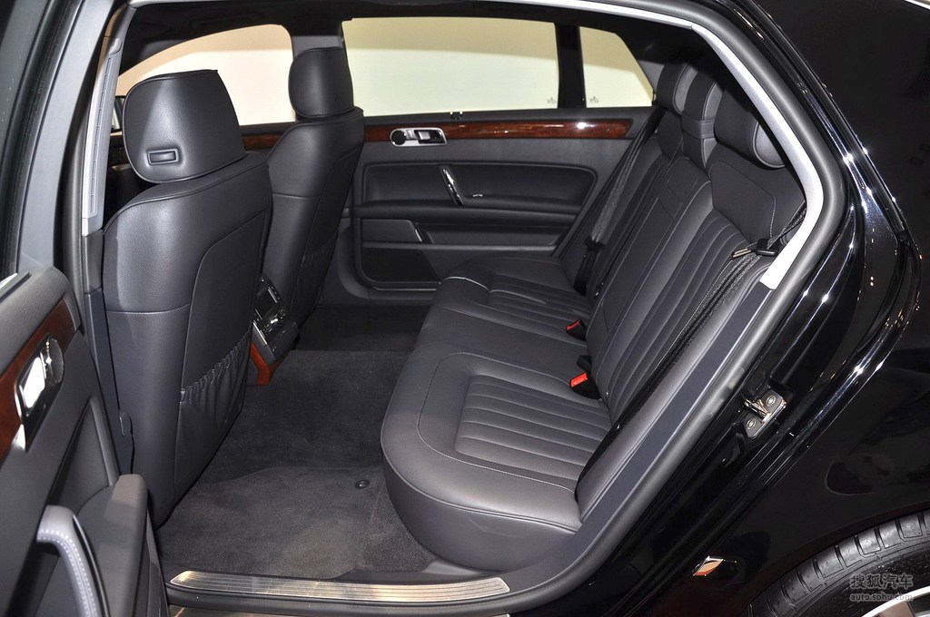 2012款大众辉腾30l商务型后排座椅