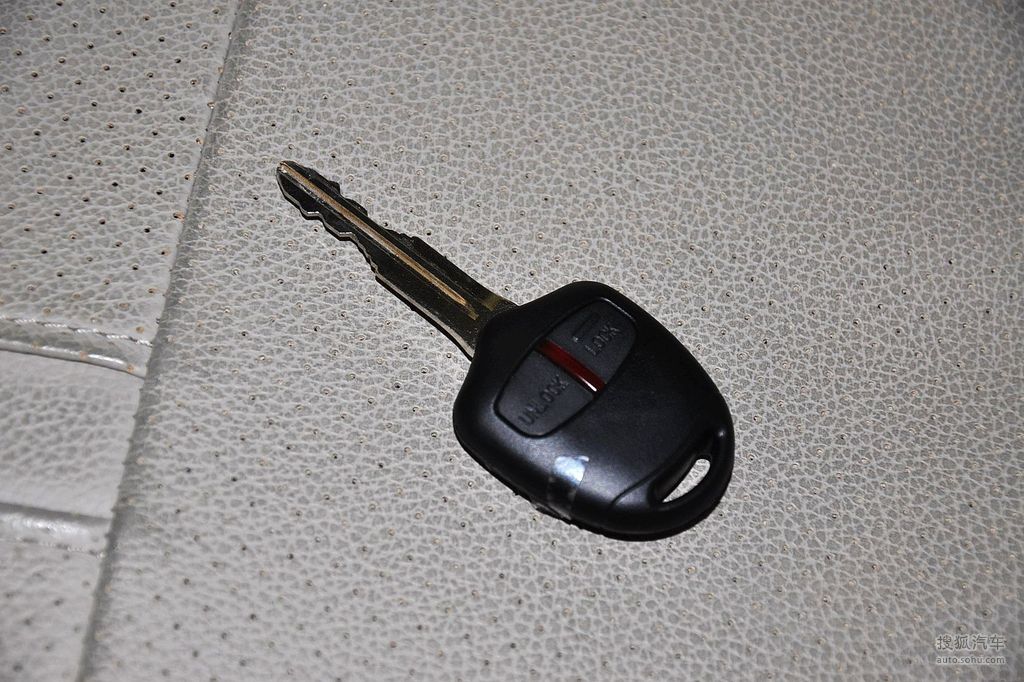 2013款三菱帕杰罗劲畅30l自动两驱豪华版汽车钥匙