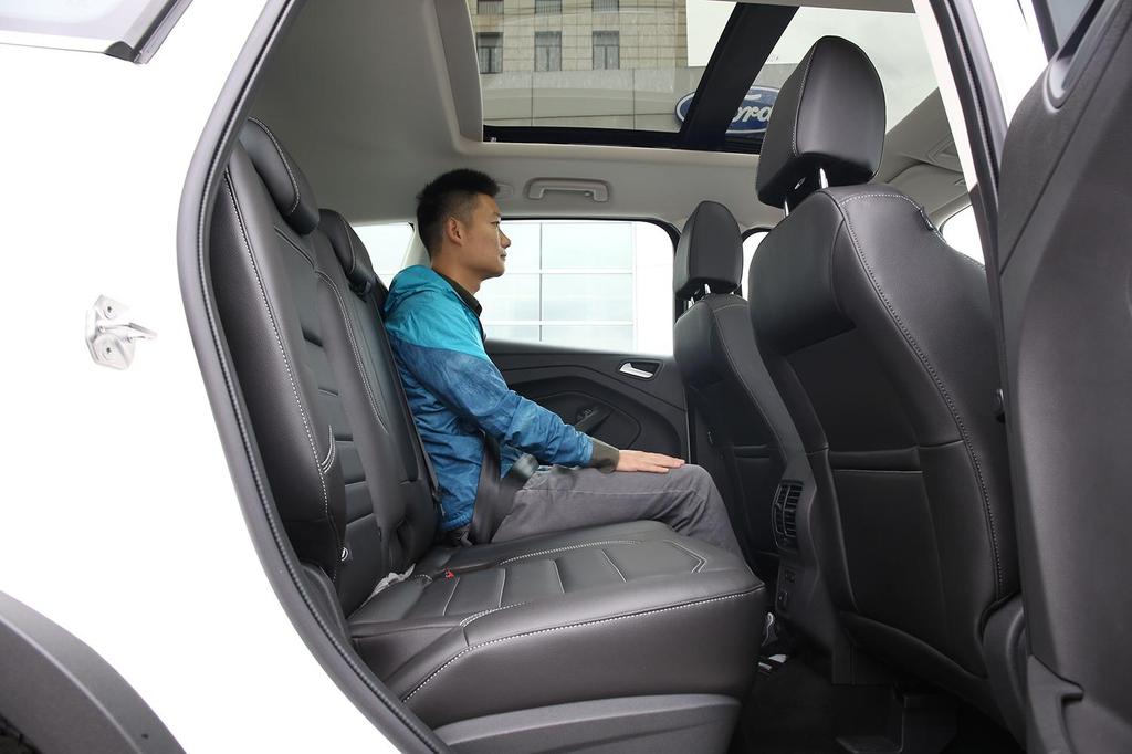 2017款福特翼虎 ecoboost 180 两驱虎跃型 - 后排空间提示:支持键盘