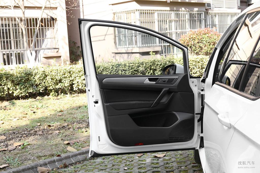 2016款大众高尔夫嘉旅16l自动舒适型车门内饰提示支持键盘翻页左右