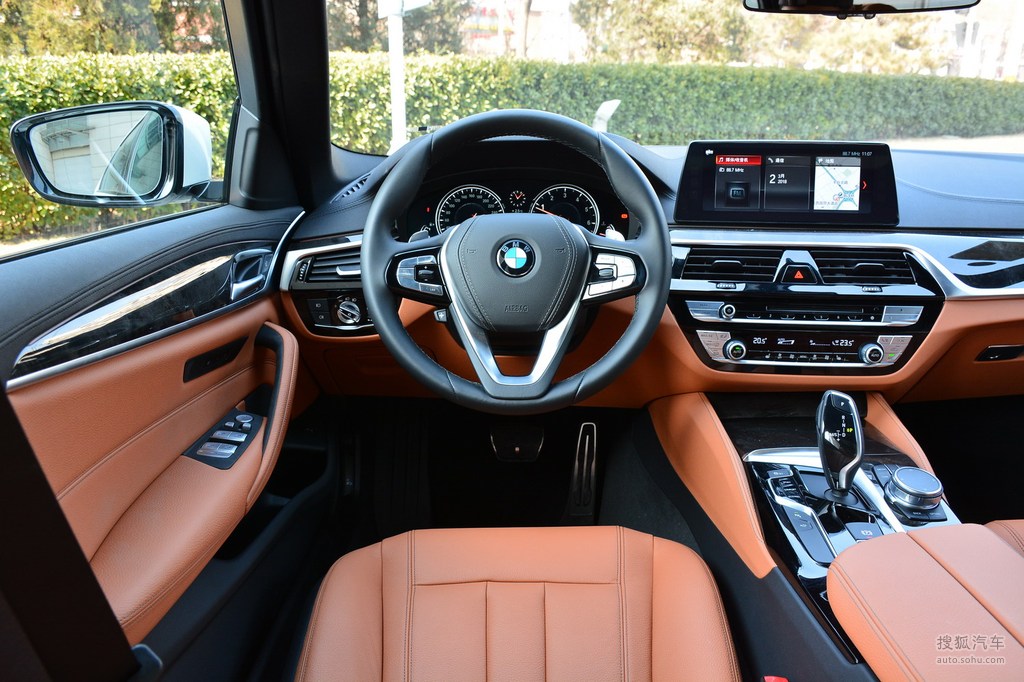 宝马5系高清图片】_2018款 改款 530li 领先型 m运动套装_黑色/干邑色