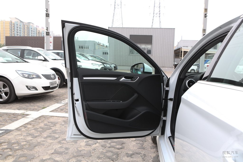 2018款奥迪a3limousine35tfsi30周年纪念版运动版车门内饰提示支持