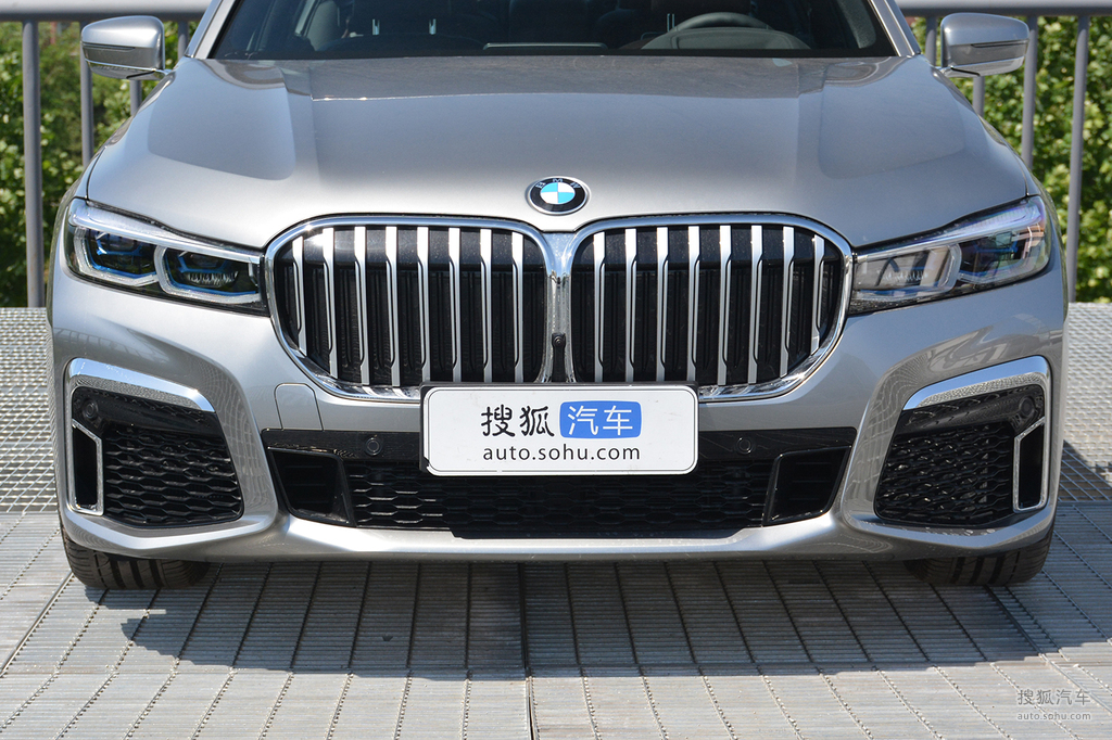 【 宝马7系高清图片】_2019款 740li 尊享型m运动套装_纯金属银_外观