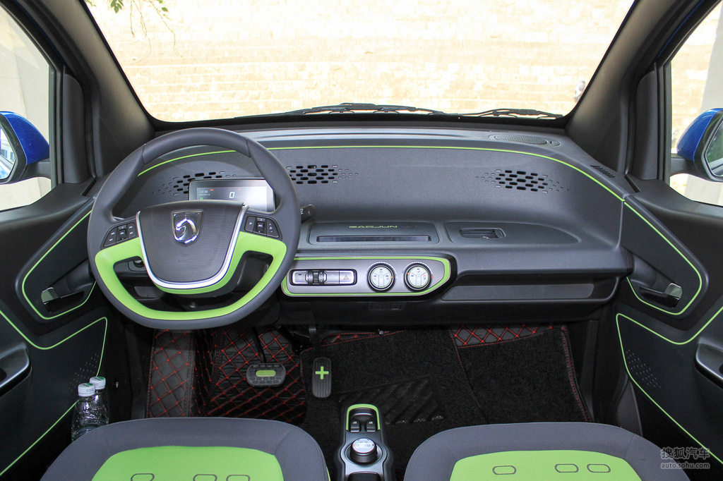 【 宝骏e100高清图片】_2019款 250km 智享版_灰色/绿色_内饰_搜狐