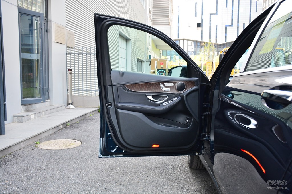 2020款奔驰glc 260l 4matic 豪华型 改款 - 车门内饰提示:支持键盘