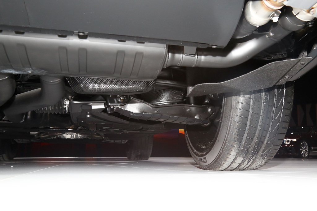 【 宾利添越高清图片】