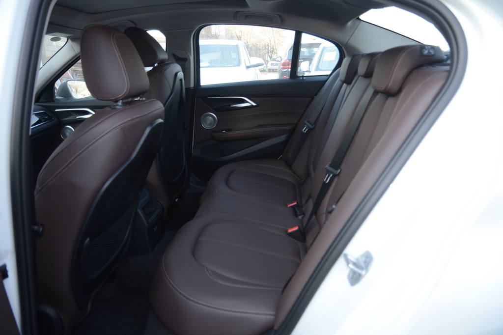 【 宝马1系三厢高清图片】_2021款 120i m运动曜夜版 _空间展示_搜狐