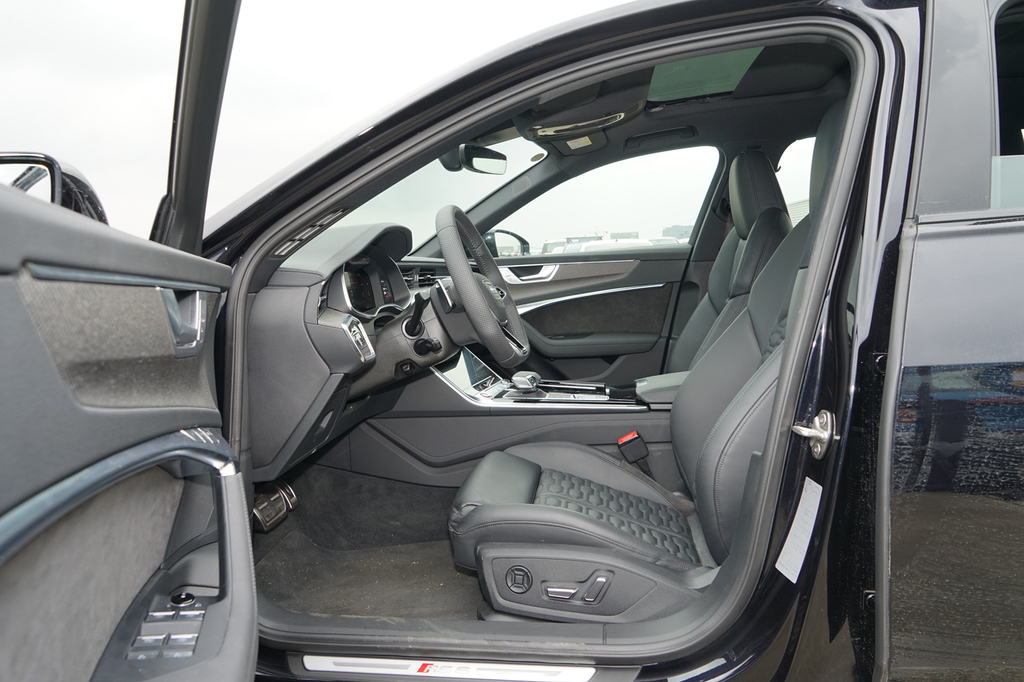 2021款 奥迪rs6 4.0t avant - 前排空间提示:支持键盘翻页 ←左 右