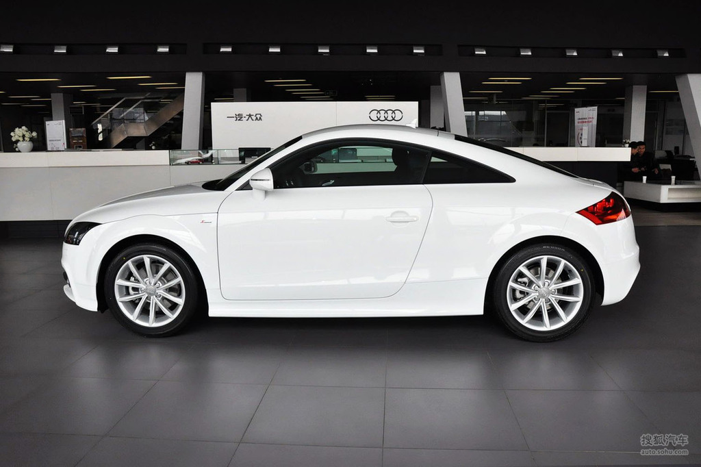 2013款奥迪ttcoupe20tfsi白色经典版
