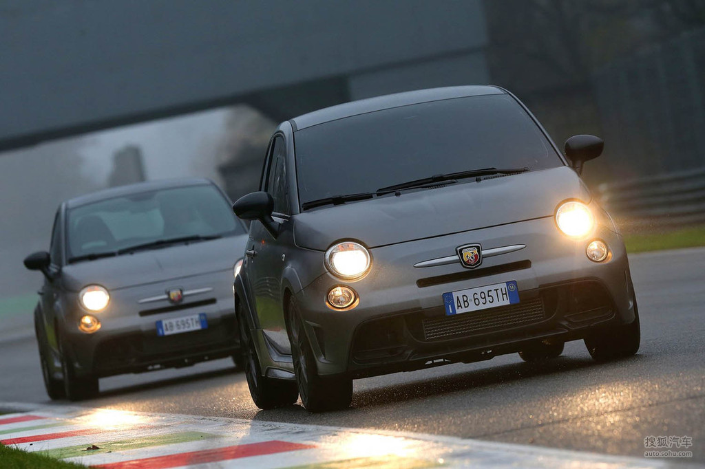 2015款菲亚特695 abarth biposto