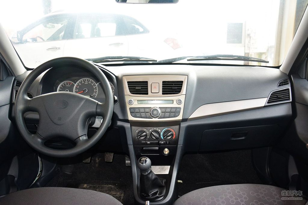 左 右→外观(36)内饰(45)空间(8)底盘/动力(11)双色内饰一汽夏利n3