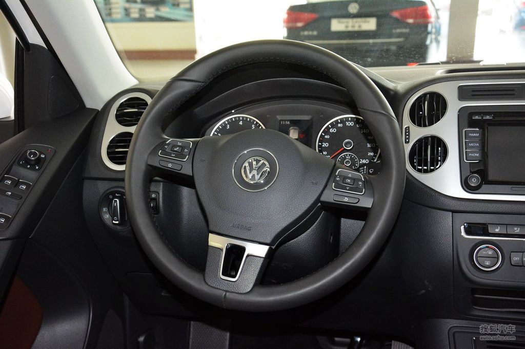 2016款大众途观300tsi自动两驱豪华版方向盘
