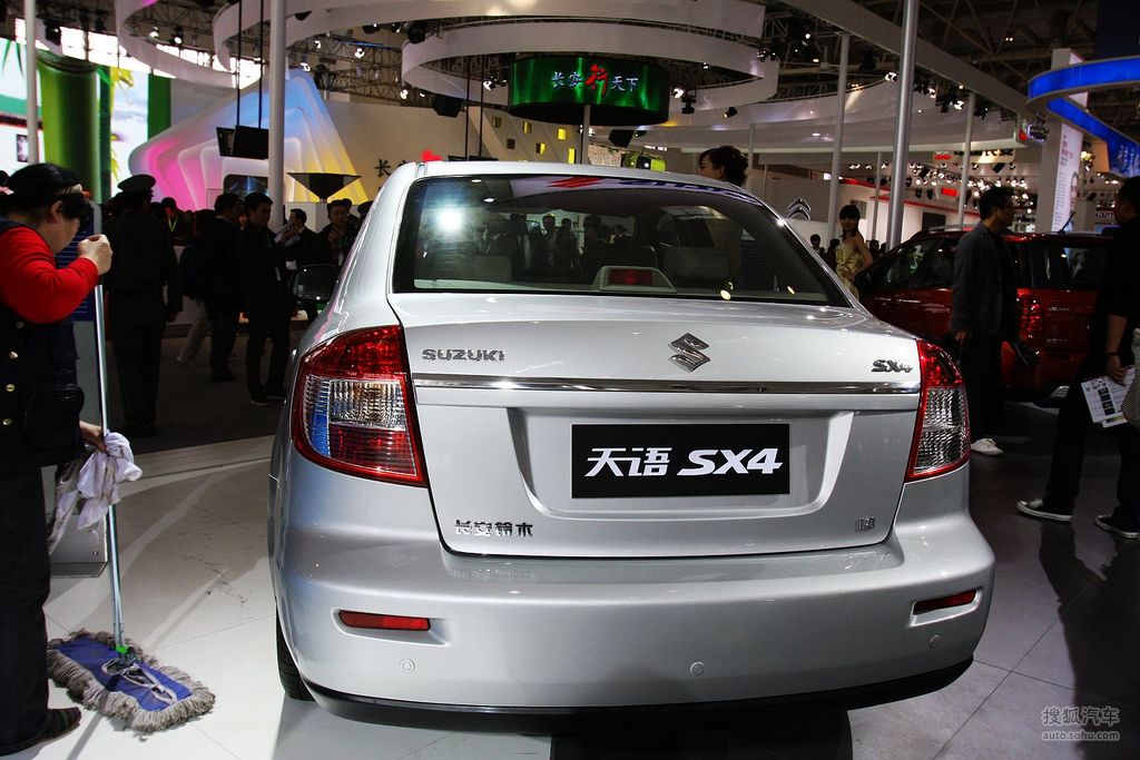 铃木天语sx4三厢车展实拍