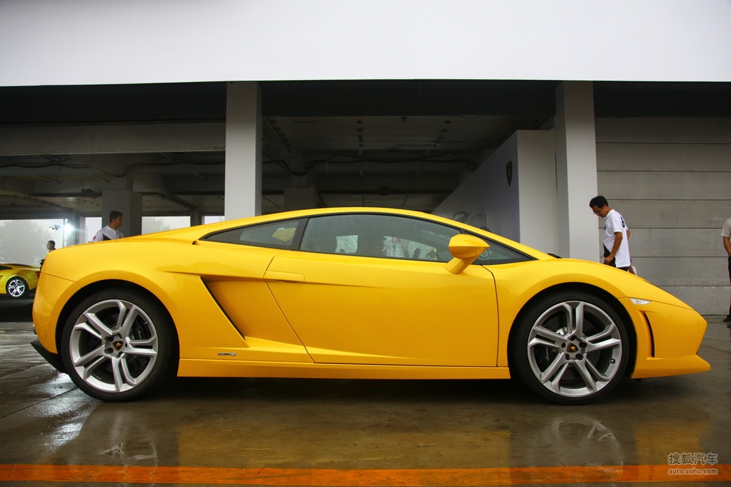 2010款兰博基尼lp550-2赛道试驾实拍     提示:支持键盘翻页 &larr;左