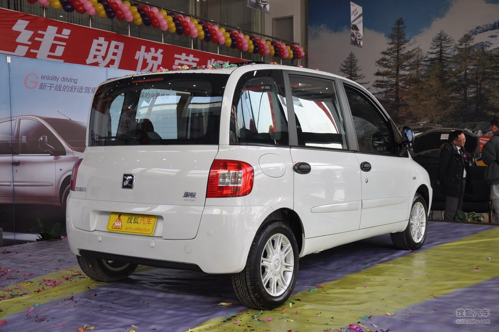 2010款众泰朗悦16l5座尊贵型双天窗实拍