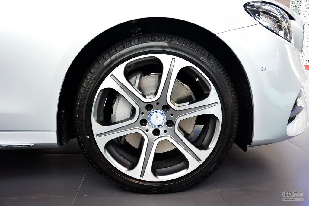 2016款奔驰e300l运动时尚型车轮整体提示支持键盘翻页左右