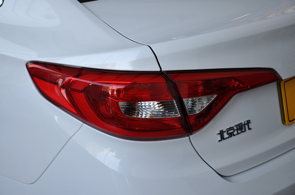 2017款现代索纳塔九16tgls智能型尾灯