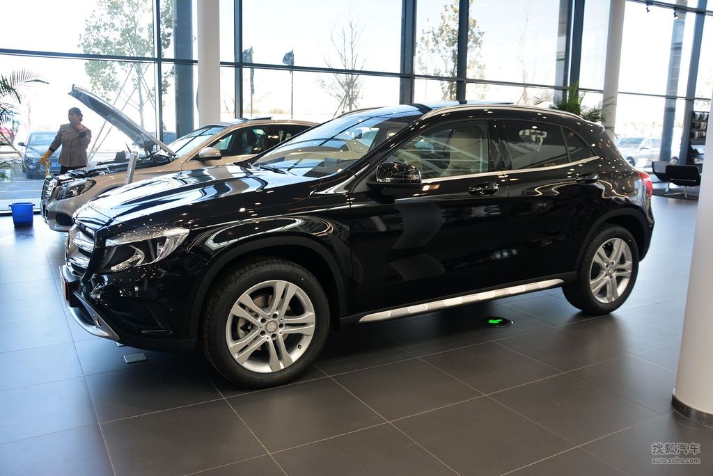 【 奔驰gla级高清图片】_2016款 gla 200 动感型_宇宙黑_外观_搜狐