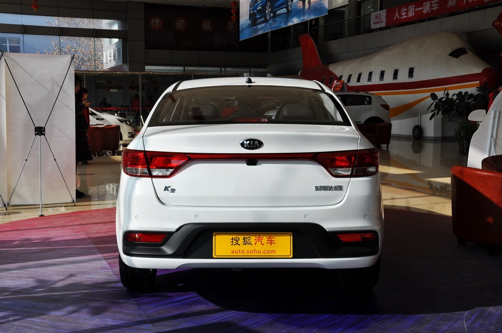 起亚k2三厢
