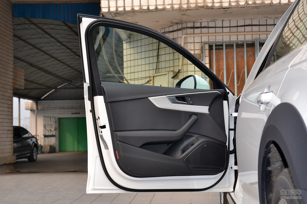 2017款奥迪a4allroad45tfsiquattro时尚型车门内饰