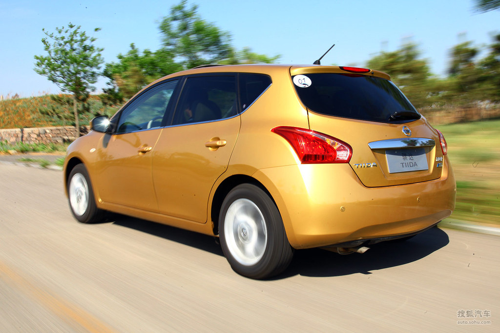 49万     询底价看配置 2011款东风日产新一代骐达试驾实拍     提示