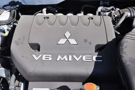   2012款三菱欧蓝德劲界3.0L豪华导航版