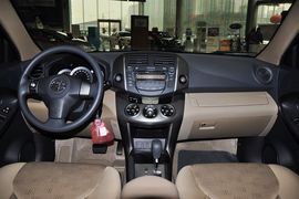   2012款丰田RAV4 2.0自动四驱炫装版到店实拍