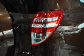   2012款丰田RAV4 2.0自动四驱炫装版到店实拍