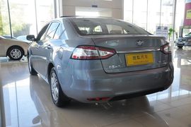   2012款奔腾B90 2.0L手动豪华型到店实拍