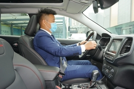   2020款 Jeep自由光 2.0T 四驱高性能旗舰版